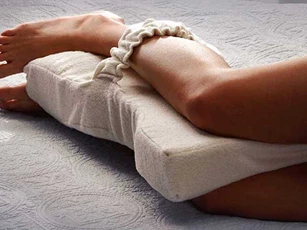 Kẹp một chiếc gối vào giữa hai chân khi ngủ, bạn sẽ bất ngờ với điều này