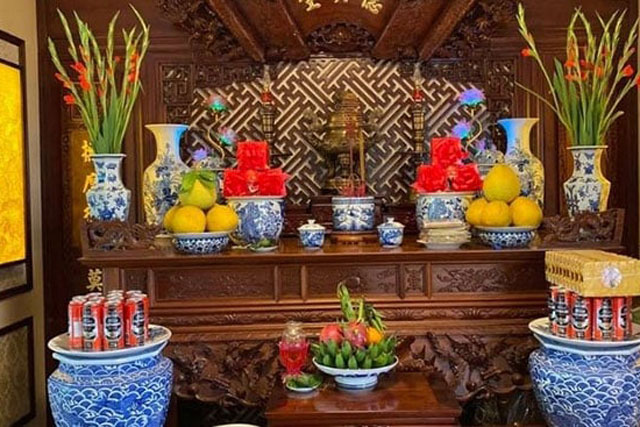 Lọ hoa trên bàn thờ đặt bên trái hay bên phải mới đúng? Tưởng đơn giản nhưng nhiều nhà làm sai
