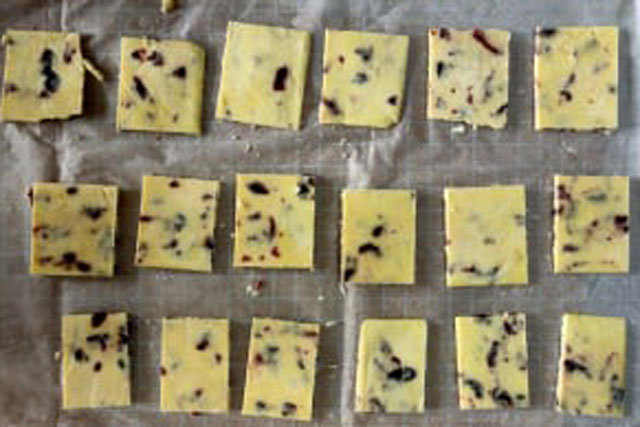 Làm sữa chua khô tại nhà đơn giản có ngay món ăn vặt thơm ngon lại tốt cho sức khỏe