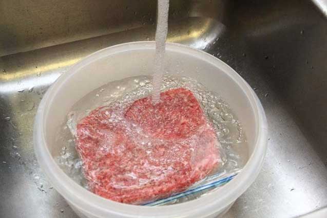 Đang vội mà cần rã đông thịt cứ làm theo cách này, 10 phút là xong ngay