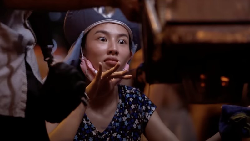 Thùy Tiên mặc đồ bộ giản dị, bán khô mực cực chuyên nghiệp