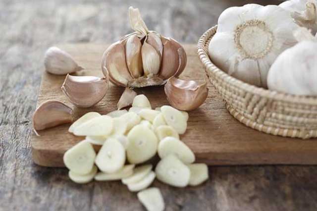 Chỉ vài củ tỏi “nhỏ nhưng có võ” cả trăm con chuột lũ lượt tháo chạy khỏi nhà bạn