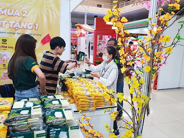 Người tiêu dùng mua sắm Tết tại Hội chợ Xuân 2023 TP Đà Nẵng 