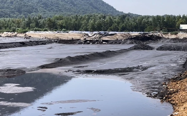 Cận cảnh hồ chứa chất thải hàng ngàn m3 của công ty Đại Nam bị vỡ và tràn ra ngoài môi trường.