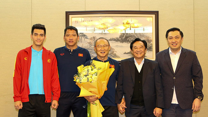 Lãnh đạo tỉnh Bình Dương tri ân HLV Park Hang Seo và thưởng ‘nóng’ cho Tiến Linh