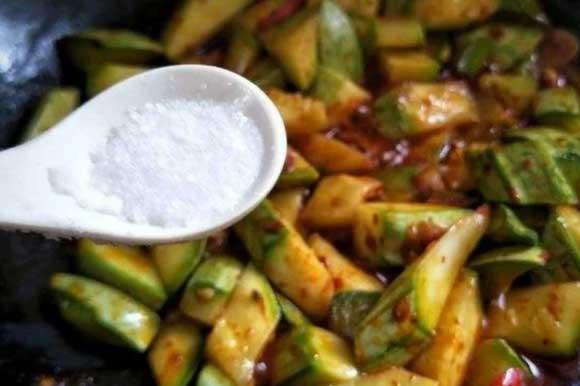 Nấu ăn nên cho muối vào trước hay sau: Có 3 thời điểm vàng quyết định vị ngon của món ăn bạn cần biết