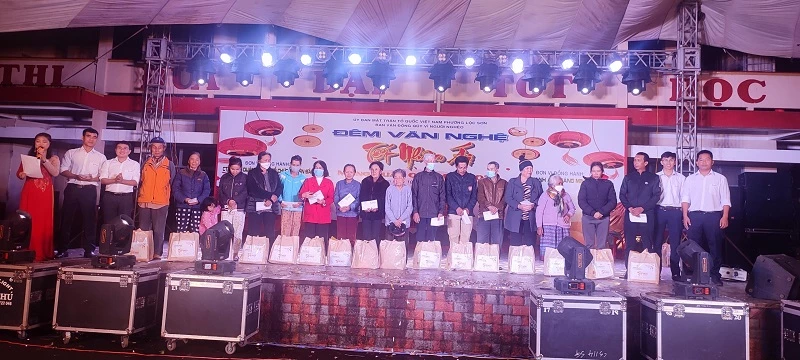 Tham gia đêm văn nghệ gây quỹ vì người nghèo và tặng quà cho các hộ nghèo phường Lộc Sơn, TP Bảo Lộc, tỉnh Lâm Đồng.