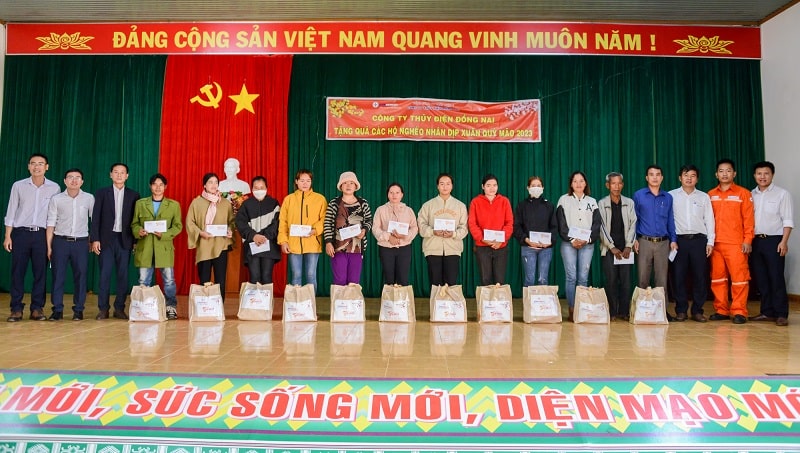Công ty Thủy điện Đồng Nai trao quà Tết cho hộ nghèo Lâm Đồng, Đắk Nông 