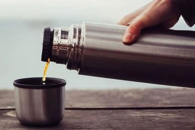 Chuyên gia cảnh báo: Dùng bình giữ nhiệt đựng loại nước này dễ sinh độc, hại sức khỏe