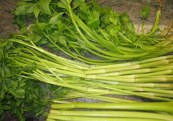 Thói quen ăn rau cần khiến bạn bị nhiễm sán