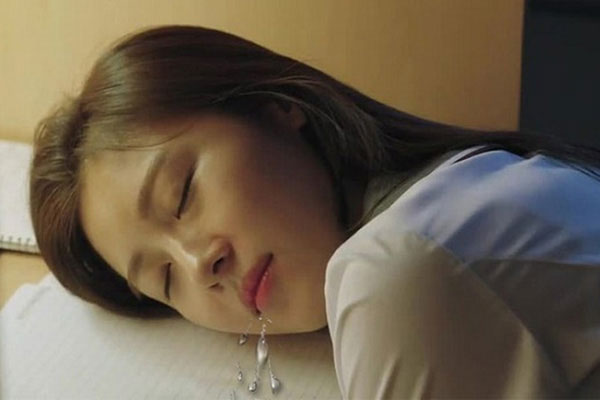 Thường xuyên chảy nước dãi khi ngủ kèm điều này: Coi chừng đột quỵ và hàng loạt chứng bệnh nguy hiểm