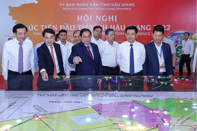 Thủ tướng Chính phủ Phạm Minh Chính cùng lãnh đạo các bộ, ngành Trung ương và các tỉnh tham quan khu vực trưng bày tại hội nghị xúc tiến đầu tư.