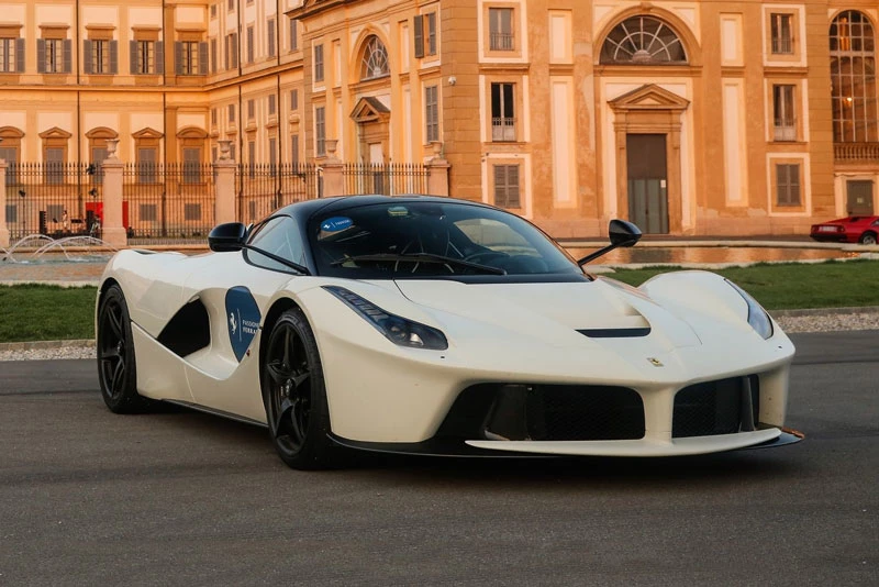 2. Ferrari LaFerrari (vận tốc tối đa: 350 km/h).