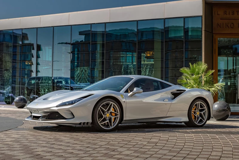 =3. Ferrari F8 Tributo (vận tốc tối đa: 340 km/h).