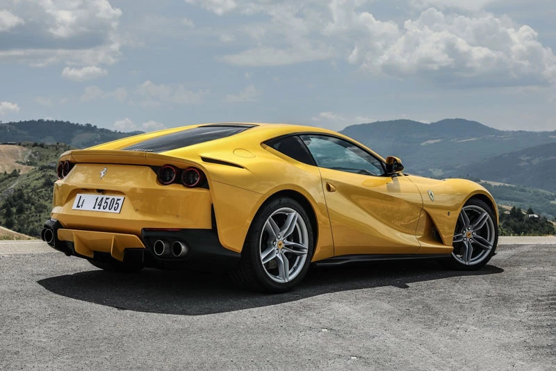 =3. Ferrari 812 Superfast (vận tốc tối đa: 340 km/h).