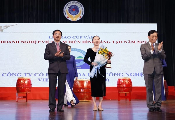 Thứ trưởng Bộ Khoa học & Công nghệ Trần Văn Tùng (bìa phải) trao cúp vàng doanh nghiệp Việt Nam điển hình sáng tạo năm 2022 cho Công ty cổ phần Khoa học & Công nghệ Việt Nam (BUSADCO).
