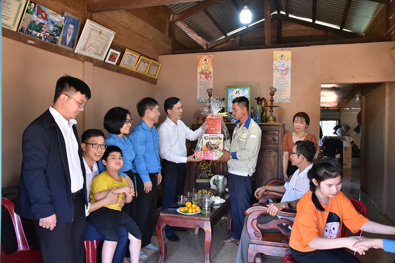 Ông Nguyễn Anh Tuấn – Trưởng Ban Chính sách pháp luật và Quan hệ cộng đồng, Công đoàn TKV và Công đoàn Công ty Nhôm Đắk Nông thăm và tặng quà 2 gia đình có hoàn cảnh đặc biệt khó khăn.