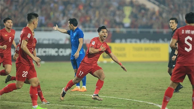 Văn Thanh tung cú sút cháy lưới Thái Lan gỡ hoà 2-2