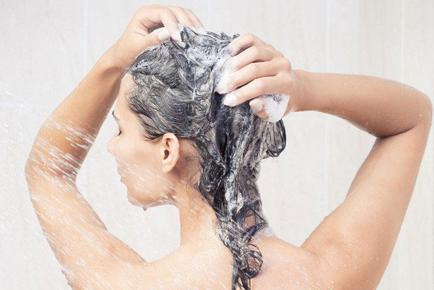 Những sai lầm khi chăm sóc tóc mùa đông khiến tóc khô và xơ, rụng 'nhiều kinh khủng'
