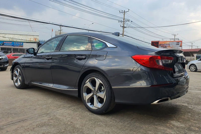 4. Honda Accord (doanh số: 237 chiếc).