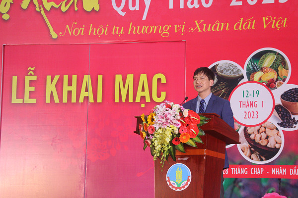 Ông Nguyễn Minh Tiến – Giám đốc Trung tâm xúc tiến thương mại Nông nghiệp Việt Nam phát biểu khai mạc tại Hội chợ.