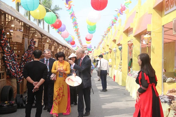 Đông đảo khách tham quan, mua sắm tại các gian hàng “Hội chợ Happy Tết 2023”.