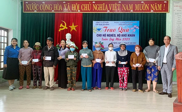 Dawaco trao quà hỗ trợ các hộ nghèo ở huyện Đại Lộc (Quảng Nam) đón Tết Quý Mão 2023 
