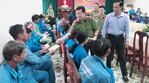 Công an tỉnh Quảng Ninh tặng quà Tết cho người lao động khó khăn Cần Thơ