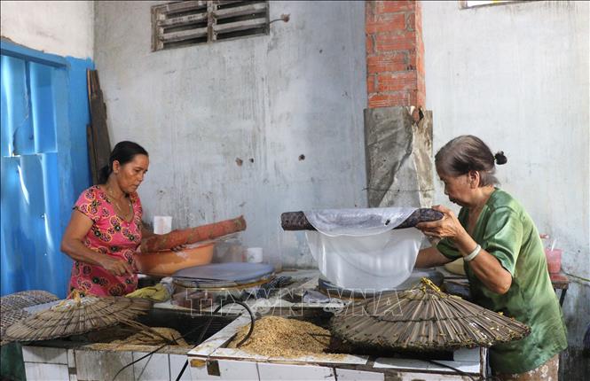 Làng nghề bánh tráng Cù lao Mây hối hả vụ Tết