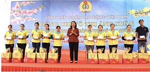 Phó Chủ tịch nước Võ Thị Ánh Xuân chúc Tết gia đình chính sách tại Hậu Giang