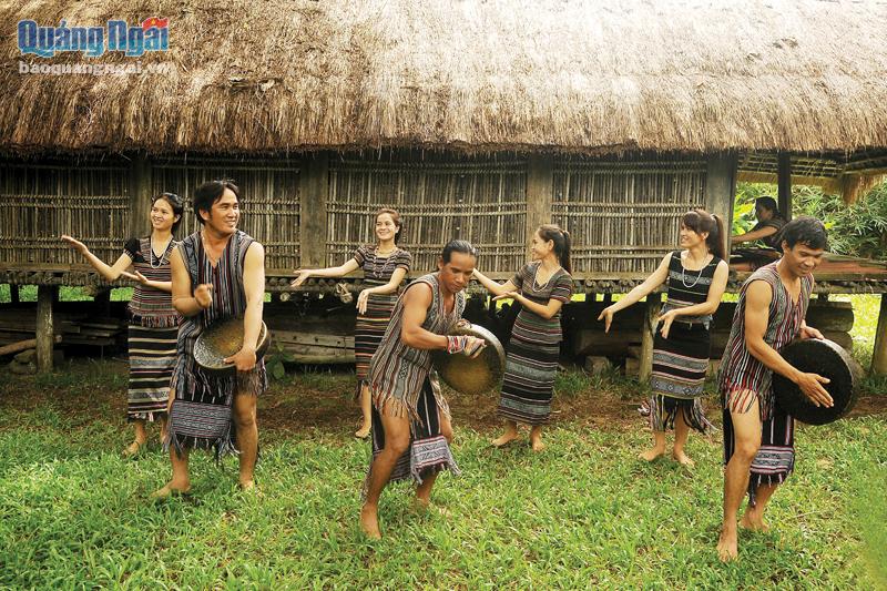 Để tiếng chiêng ba mãi vang xa