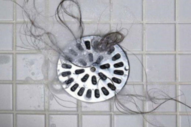 Cống thoát nước tắc vì tóc: Làm cách này chỉ 5 phút là sạch, chị em làm ngon ơ