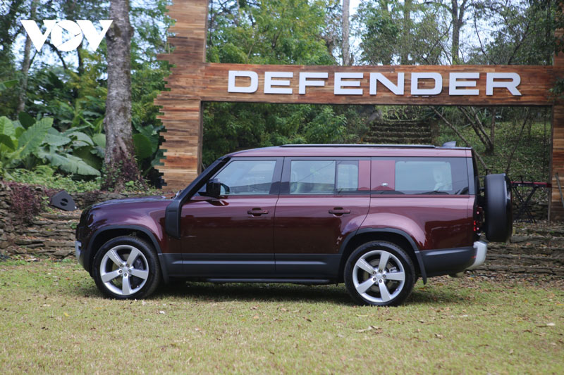 Khám phá Land Rover Defender 130, giá từ 5,989 tỷ đồng tại Việt Nam