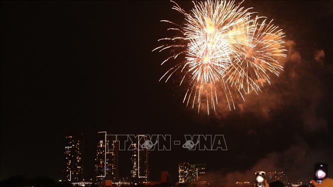 Ph&#xE1;o hoa &#x111;&#xEA;m Giao th&#x1EEB;a: R&#x1EF1;c s&#xE1;ng s&#x1EAF;c m&#xE0;u c&#x1EE7;a ni&#x1EC1;m tin v&#xE0; hy v&#x1ECD;ng