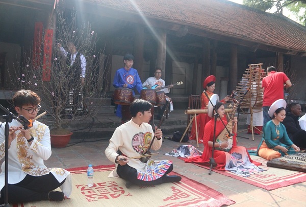 Hoạt động văn hoá, ẩm thực diễn ra tại sân đình Mông Phụ.