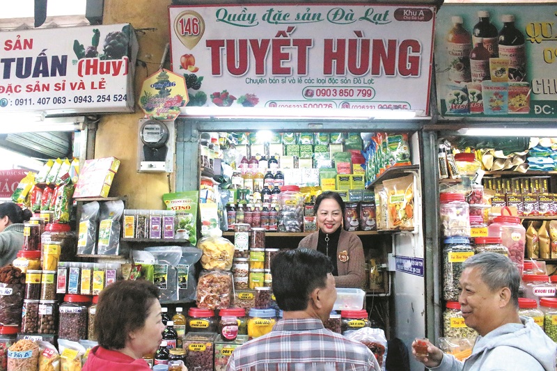 “Quầy hàng phong cách người Đà Lạt” Tuyết Hùng của bà Nguyễn Thị Tuyết, Trưởng ngành hàng đặc sản Chợ Đà Lạt.