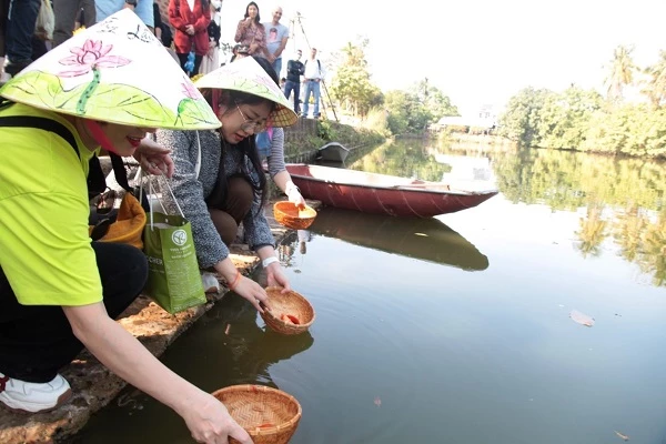 Một số hoạt động trải nghiệm của du khách tại “Tết làng Việt” 2023.