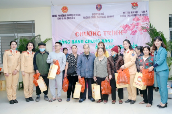 Tặng bánh chưng xanh, ấm lòng ngày Tết