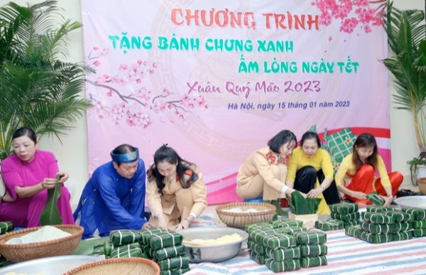 Cán bộ, chiến sĩ Phòng CSGT Hà Nội cùng bà con gói bánh chưng tặng các gia đình có hoàn cảnh khó khăn