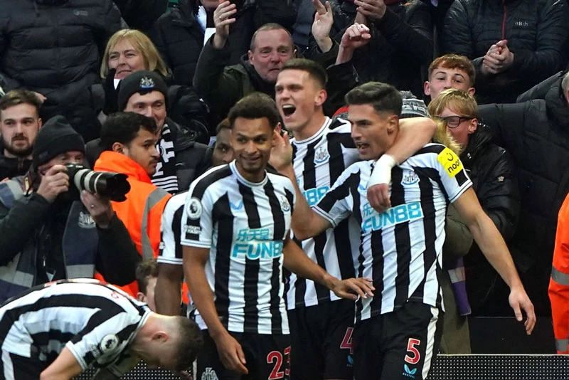 Newcastle leo lên vị trí thứ 3