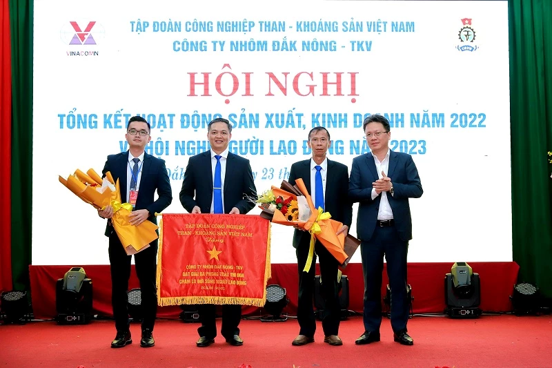 Ông Nguyễn Tiến Mạnh – Phó Tổng giám đốc TKV, trao tặng cờ thi đua cho Công ty Nhôm Đắk Nông.