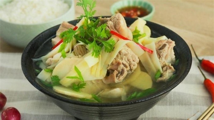 Thực đơn cơm chiều: Thịt bò sốt cam, cải làn xào tỏi, canh măng nấu sườn