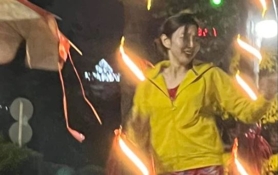 Thùy Tiên bị bắt gặp đi mua hoa Tết, người hâm mộ thi nhau bình luận: 'Lại mượn đồ của má nữa hả'