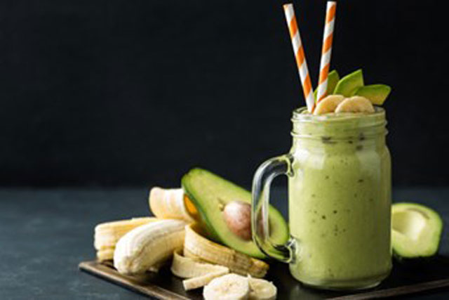 Cách làm sinh tố bơ chuối giúp trẻ tránh bị táo bón