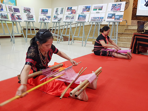 Nghề dệt thổ cẩm Cơtu truyền thống sẽ trở thành sản phẩm du lịch di sản đặc sắc