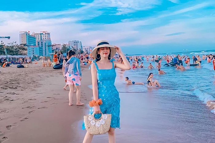Bãi biển Sầm Sơn vào hè du lịch.