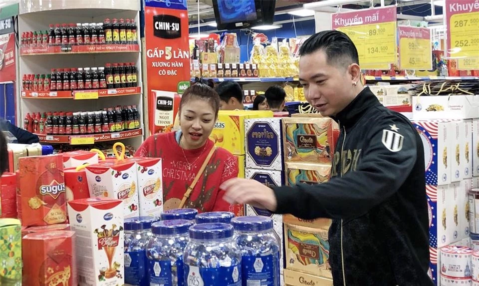 Người tiêu dùng mua bánh kẹo Tết tại siêu thị Co.op Mart Hà Đông. Ảnh: Hoài Nam