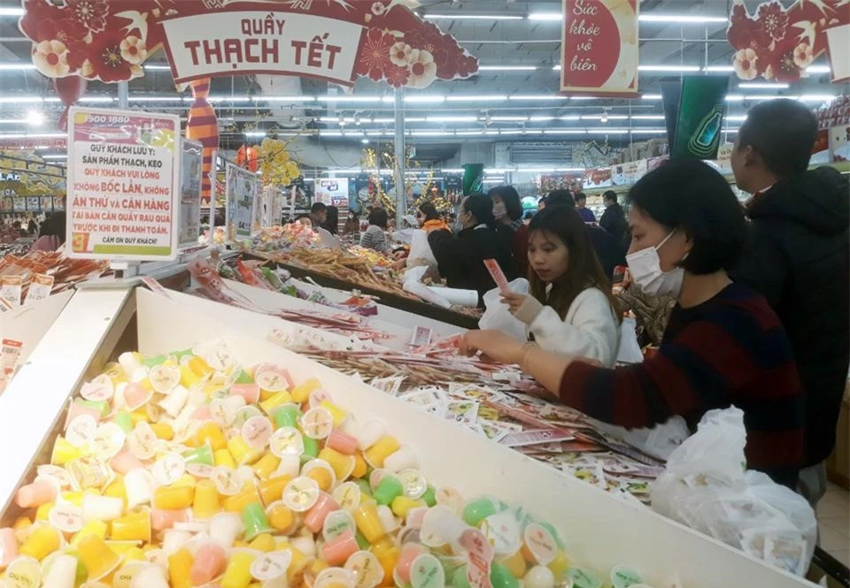 Người tiêu dùng mua bánh kẹo Tết tại siêu thị Big C Thăng Long. Ảnh: Hoài Nam