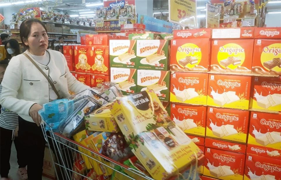 Người tiêu dùng mua bánh kẹo Tết tại siêu thị Big C. Ảnh: Hoài Nam