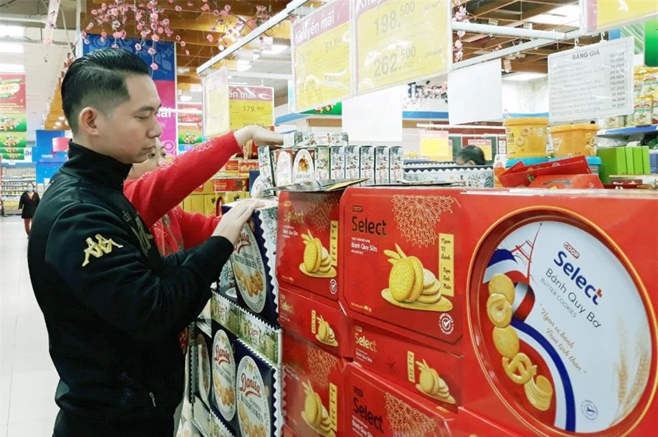 Người tiêu dùng mua bánh kẹo Tết tại siêu thị Co.op Mart Hà Đông